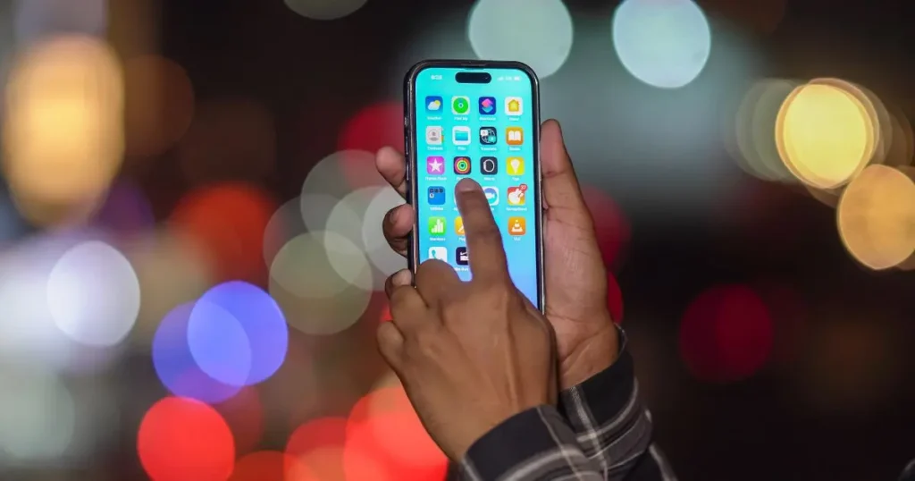 Smartphone med appar som förenklar vardagen för seniorer, exempel på användarvänliga mobilappar för äldre